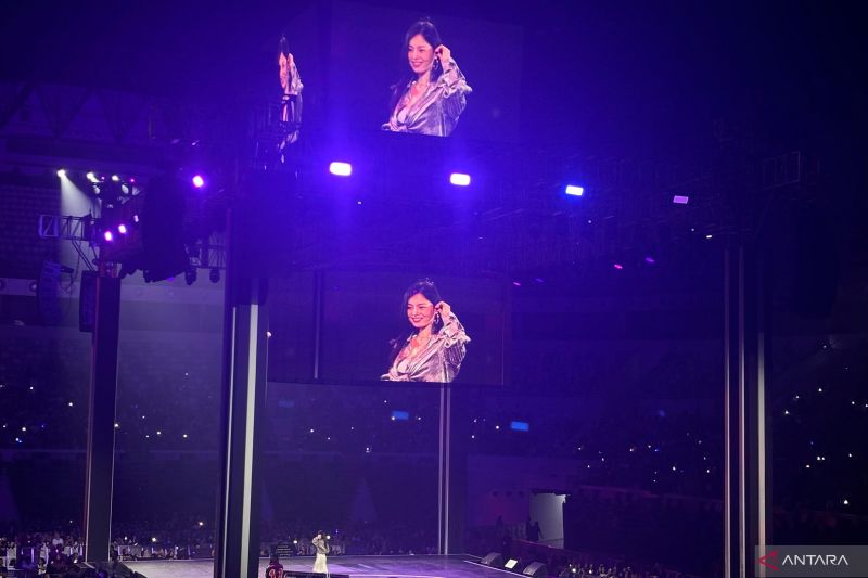 Lee Hi Memukau Penonton di Festival Musik City Camp 2024