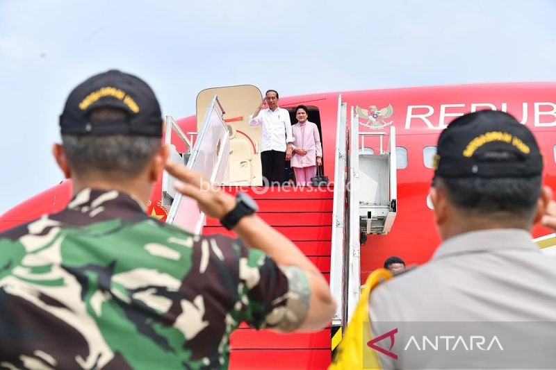 Presiden Joko Widodo dan Iriana Joko Widodo memberikan salam hormat di tangga Pesawat Kepresidenan Indonesia-1 di Pangkalan TNI AU Halim Perdanakusuma, Jakarta Timur, Sabtu (5/10/2024), menjelang keberangkatan menuju Ibu Kota Nusantara (IKN), Kalimantan Timur, untuk menghadiri Nusantara Fun Run. (ANTARA/HO-Sekretariat Presiden) (ANTARA/HO-Sekretariat Presiden)