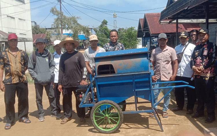 Camat Kapuas Kuala Dampingi Tim Monev Tinjau Pelaksanaan DD di Desa Cemara Labat