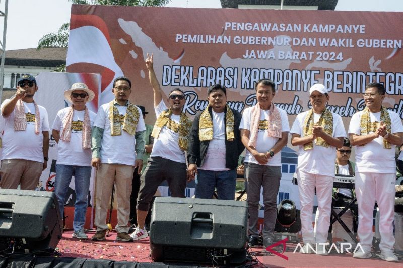 Pasangan calon dan penyelenggara pemilu bersama forkopimda melaksanakan Deklarasi damai bertajuk Kampanye Berintegritas di Gedung Sate Bandung, Minggu (6/10/2024). ANTARA/Novrian Arbi