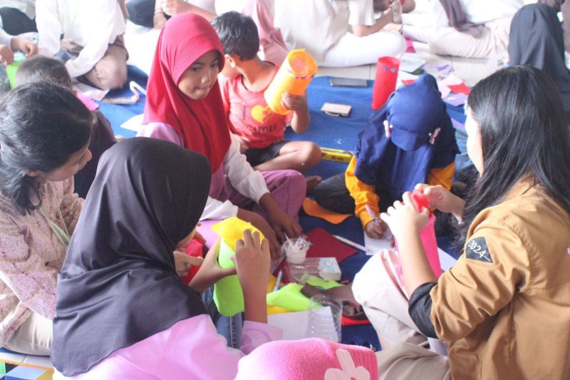 Proses membuat celengan dari botol bekas oleh mahasiswa Program Pendidikan Vokasi UI. ANTARA/Humas UI
