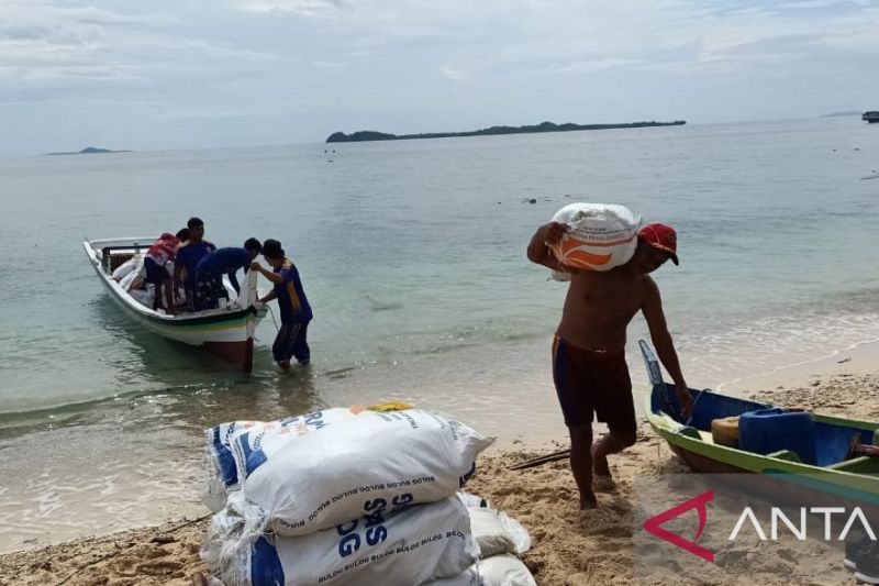 BPBD Belitung Salurkan 1,2 Ton Beras ke Pulau Gresik Terdampak Bencana