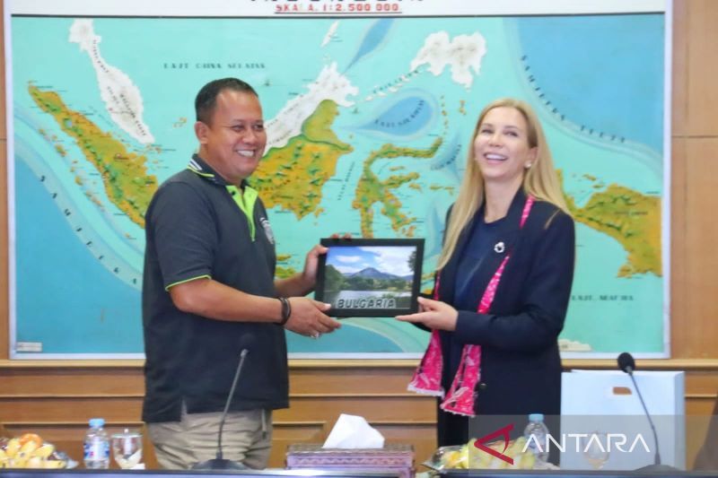 Duta Besar Bulgaria untuk Indonesia, Tanya Dimitrova (Kanan) menerima cenderamata dari Pj Bupati Belitung, Mikron Antariksa, di Tanjung Pandan (ANTARA/Kasmono/Apriliansyah)