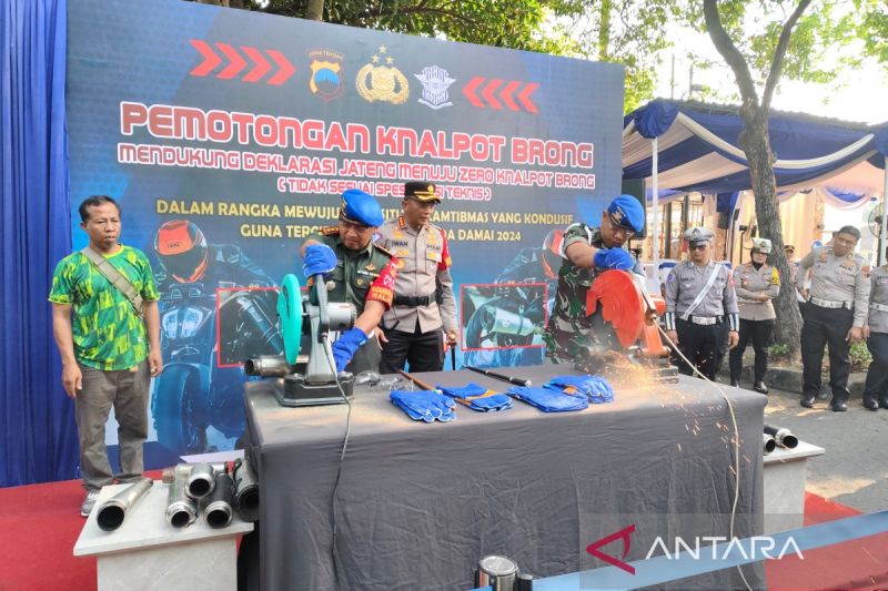 Pemusnahan knalpot brong oleh TNI/Polri pada Apel Deklarasi Keselamatan Lalu Lintas dalam rangka Pilkada damai 2024 di depan Kantor TMC Polresta Surakarta, Jawa Tengah, Minggu (6/10/2024). ANTARA/Aris Wasita