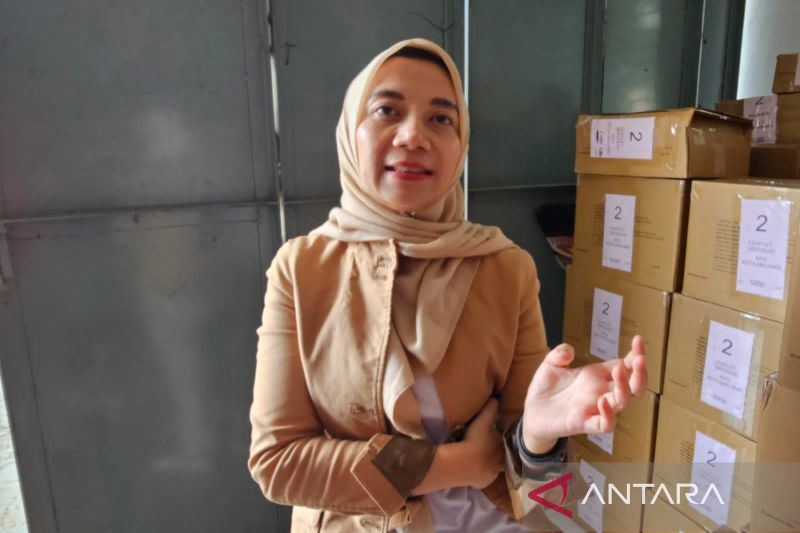 Komisioner Divisi Sosialisasi Pendidikan Pemilih, Partisipasi Masyarakat, dan SDM KPU Kota Malang Fitria Yuliani ditemui di gudang logistik KPU setempat, Sabtu (5/10/2024). (ANTARA/Ananto Pradana)