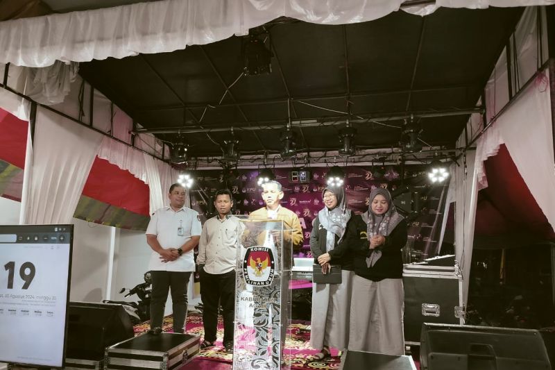 Ketua KPU Agam Herman Susilo sedang memberikan keterangan terkait jumlah pasangan calon bupati dan wakil bupati yang maju pada Pilkada 2024 beberapa waktu lalu. ANTARA/Yusrizal.