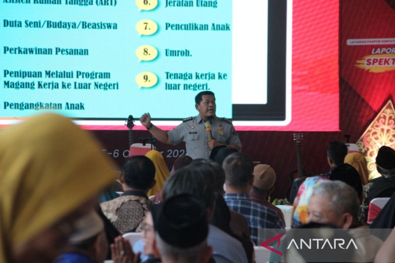 Sosialisasi tindak pidana perdagangan orang (TPPO) sebagai rangkaian Layanan Paspor Simpatik Spektakuler Lapor Gayeng di De'Tjolomadoe, Kabupaten Karanganyar, Jawa Tengah, Minggu (6/10/2024). ANTARA/Aris Wasita