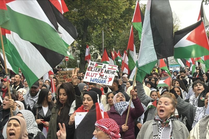 Pawai Besar Dukungan untuk Palestina Jelang Setahun Serangan Israel