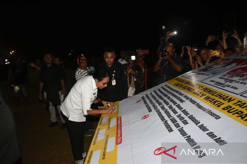 Penjabat Bupati Biak Numfor, Papua Sofia Bonsapia SH,M.Hum menandatangani deklarasi pilkada damai 27 November 2024. ANTARA/Muhsidin