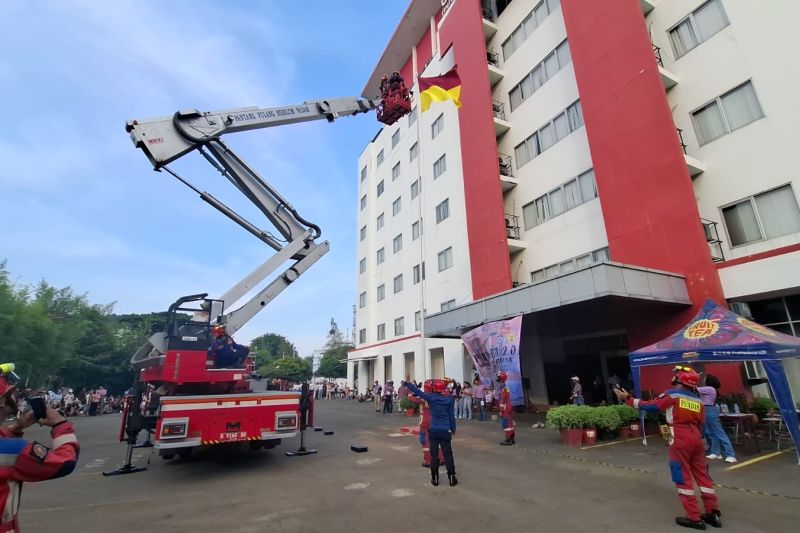Petugas Evakuasi Bendera Tersangkut di Universitas 17 Agustus