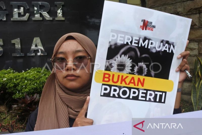 Ilustrasi- Seorang aktivis saat melakukan aksi yang tergabung dalam Koalisi Tolak Kekerasan Seksual. (ANTARA FOTO/Seno/foc)