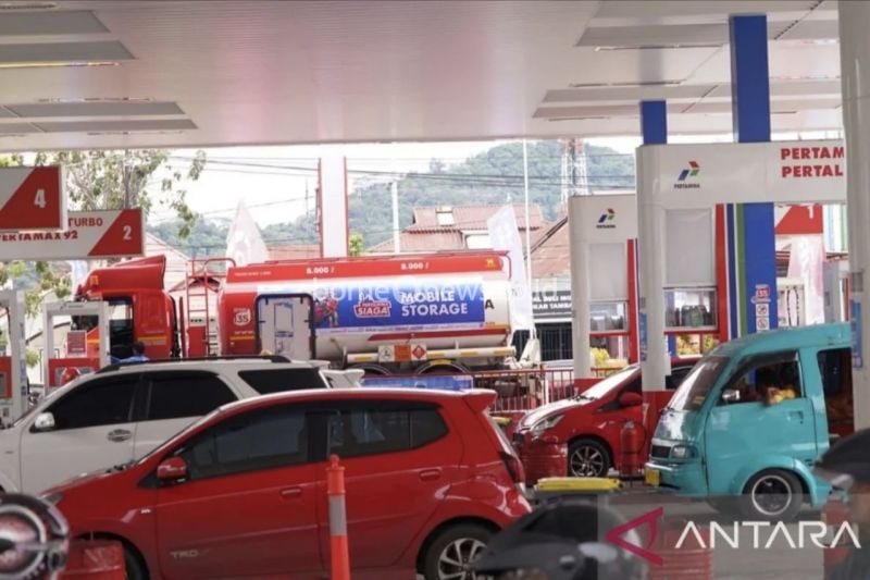 Suasana salah satu SPBU di Pekanbaru usai pemberlakuan pembelian pertalite menggunakan QR Code. (ANTARA/Vera Luciana)