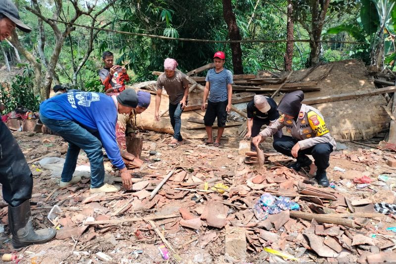 Polsek Lengkong Bangun Rumah Layak Huni untuk Lansia Juariah