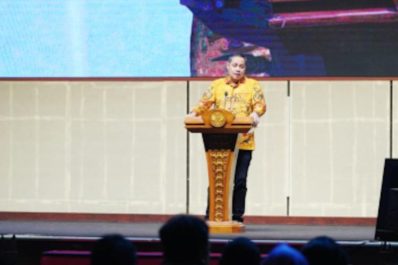Anggota Bawaslu RI Herwyn J. H. Malonda saat membuka Rapat Finalisasi Penyusunan Buku Saku Pengawas Pemilihan Ad Hoc, di Kota Sorong, Papua Barat, Sabtu (5/10/2024). (ANTARA/HO-Bawaslu RI)