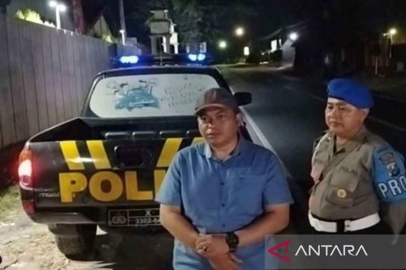 Aparat kepolisian melakukan pengamanan di Jalan raya yang menjadi lokasi teror pelemparan batu kendaraan bermotor, yakni di Jalan Raya Nyalaran Pamekasan, Jawa Timur, Minggu (6/10/2024) malam. (ANTARA/ HO-Polsek Pamekasan)