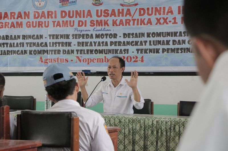 Suasana kunjungan perwakilan TBM PLN UIP Sulawesi di SMK Kartika XX-1, Makassar. Antara (HO-PLN UIP Sulawesi)