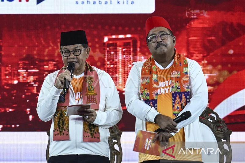 Pasangan calon Gubernur-Wakil Gubernur DKI Jakarta nomor urut tiga Pramono Anung (kiri) dan Rano Karno (kanan) menyampaikan visi misi pada debat pertama pasangan Calon Gubernur dan Wakil Gubernur DKI Jakarta tahun 2024 di JIExpo Kemayoran, Jakarta, Minggu (6/10/2024). (ANTARA FOTO/Aprillio Akbar/aww.)
