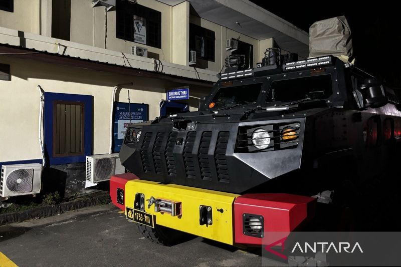 KPK Tangkap Pejabat Kalsel, Kendaraan Taktis Brimob Tiba di Polres