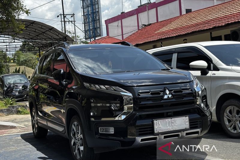 Kendaraan dinas berwarna hitam dengan pelat merah nomor DA-1152-PE diduga milik salah satu pejabat Pemprov Kalsel terparkir saat proses pemeriksaan kasus OTT KPK di Markas Polres Banjarbaru, Kalimantan Selatan, Senin (7/10/2024). ANTARA/Tumpal Andani Aritonang.