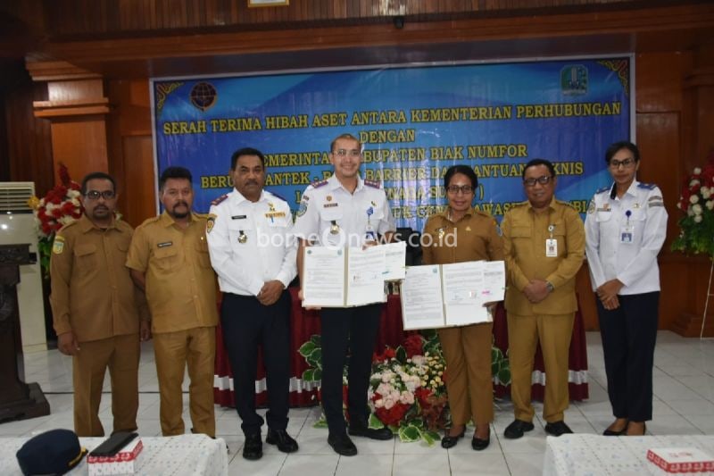 Kementerian Perhubungan Serahkan Bantuan Sarana Transportasi ke Biak