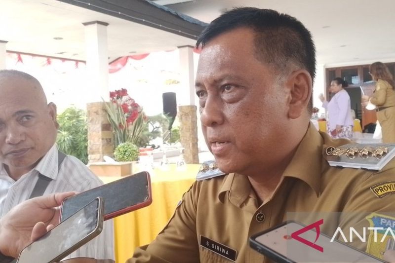 Penjabat Bupati Jayapura Semuel Siriwa saat diwawancarai wartawan. ANTARA/Yudhi Efendi