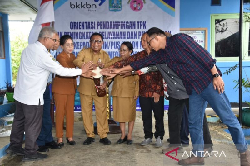 Plt Sekretaris Daerah Kabupaten Biak Numfor, ZL Mailoa didampingi Kepala Dinas Pemberdayaan Perempuan Perlindungan Anak KB Johanna Nap membuka layanan pendampingan 50 pasangan calon pengantin, Senin (7/10). ANTARA/Muhsidin