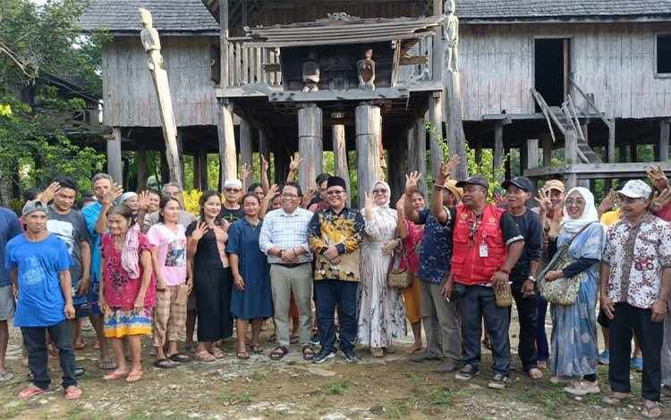 Paslon Erlin Hardi-Alberkat Yadi Dengarkan Curhatan Warga Desa Tumbang Bukoi