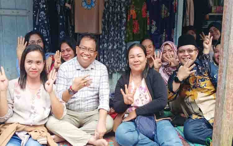 Paslon Erlin Hardi dan Alberkat Yadi Diserbu Emak-Emak untuk Berfoto Bersama
