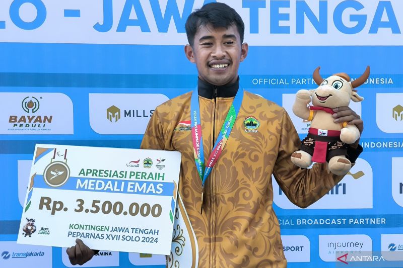 Atlet Provinsi Jawa Tengah Ammar Hudzaifah memperlihatkan medali emas dari cabang olahraga para-atletik nomor 1.500 meter T37 putra untuk Jawa Tengah di Pekan Paralimpiade Nasional (Peparnas) 2024 di Stadion Sriwedari, Surakarta, Senin (7/10/2024). (ANTARA/Michael Siahaan)