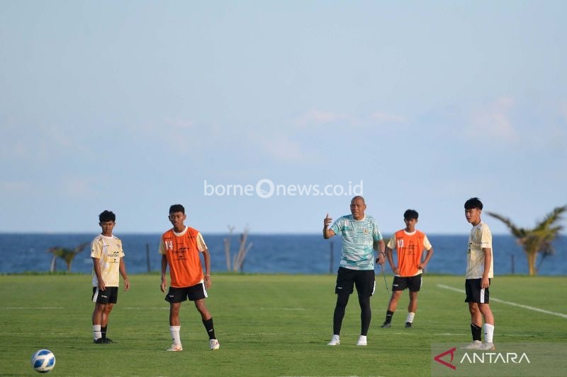 Pelatih Timnas U-17 Nova Arianto (tengah) memberikan instruksi saat memimpin latihan di Training Center Bali United, Pantai Purnama, Gianyar, Bali, Kamis (15/8/2024). Timnas U-17 melakukan pemusatan latihan di Bali yang diikuti 35 orang pemain hingga akhir Agustus mendatang sebagai persiapan menjelang kualifikasi Piala Asia U-17 2025. ANTARA FOTO/Fikri Yusuf/aww.
