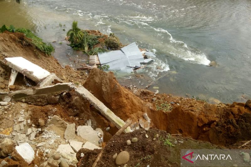 Rumah Warga Amblas ke Sungai di Mukomuko, Tidak Ada Korban Jiwa