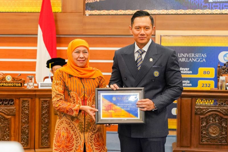 Ketua Umum IKA Universitas Airlangga (Unair) Surabaya Khofifah Indar Parawansa saat bersama Menteri Agraria dan Tata Ruang/Badan Pertanahan Nasional (ATR/BPN) Agus Harimurti Yudhoyono di kampus setempat, Senin (7/10/2024). ANTARA/HO-Tim KIP.