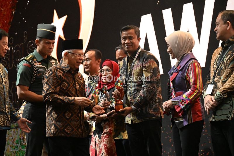Wakil Presiden (Wapres) Ma'ruf Amin menyerahkan Indonesia's SDGs Action Awards 2024 dalam seremoni pembukaan Konferensi Tahunan SDGs atau SDGs Annual Conference/SAC ke-7 yang digelar di Jakarta, Senin (7/10/2024). ANTARA/HO-Biro Pers Sekretariat Wapres