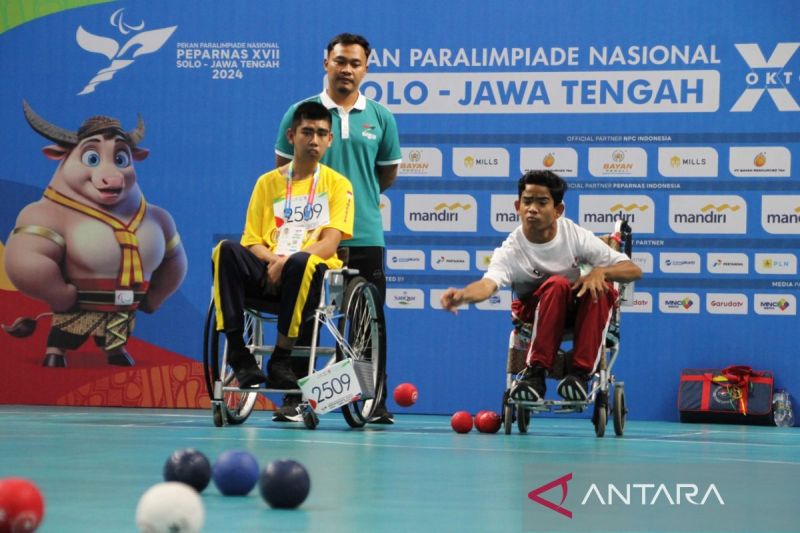 Pertandingan Boccia di GOR FKOR UNS Solo, Jawa Tengah, Senin (7/10/2024). ANTARA/Aris Wasita