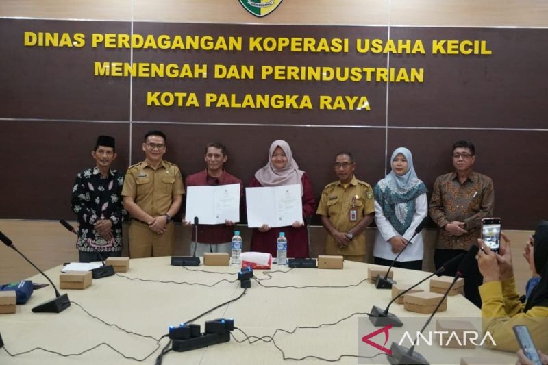 Pemkot Palangka Raya Serahkan 19 Sertifikasi Halal kepada UMKM