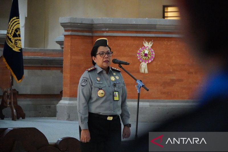 Kepala Kantor Wilayah Kemenkumham Bali Pramella Yunidar Pasaribu ketika memberikan arahan salah satunya terkait netralitas pada Pilkada 2024 kepada jajarannya di Denpasar, Bali, Senin (7/10/2024) ANTARA/HO-Kanwil Kemenkumham Bali