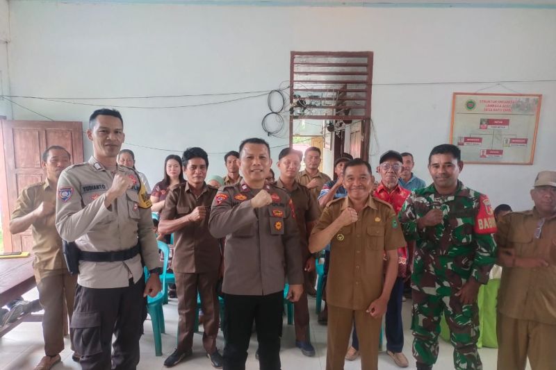 Polres Poso oleh rohaniawan kamtibmas Aiptu Halput Tarusu saat melakukan pertemuan dengan masyarakat Desa Rato'ombu Kecamatan Lage, tokoh agama dan tokoh masyarakat untuk bersama-sama menjaga keamanan dan ketertiban masyarakat (Kamtibmas) di Poso, Senin (7/10/2024) (ANTARA/HO-Polres Poso)