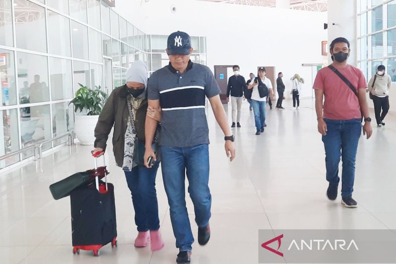 Kepala Bidang Cipta Karya Dinas PUPR Kalimantan Selatan (Kalsel) Yulianti Erlinah saat digiring petugas KPK memasuki gedung terminal Bandara Syamsudin Noor di Banjarbaru pada Senin (7/10/2024) pukul 16.50 WITA. ANTARA/Firman