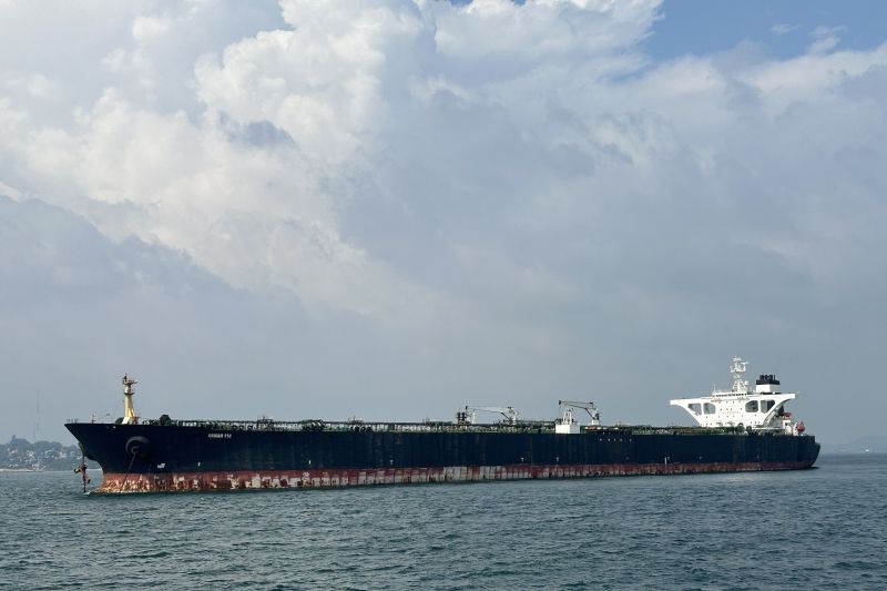 Arsip- Sejak juli 2023, kapal Supertanker MT Arman 114 labu jangkar di perairan Batu Ampar, Kota Batam, Kepulauan Riau, Selasa (23/7/2024). (ANTARA/Laily Rahmawaty)