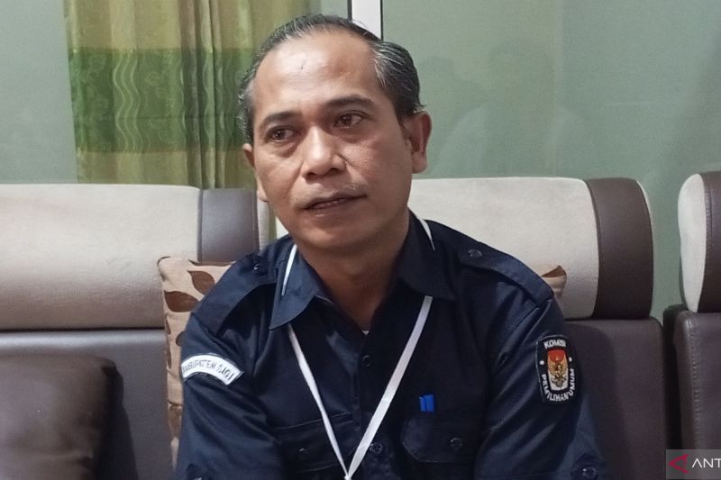 Ketua KPU Kabupaten Sigi Soleman saat menemui awak media terkait menjelaskan logistik tahap dua untuk keperluan Pilkada tahun 2024 di Kabupaten Sigi, Senin (7/10/2024) (ANTARA/Moh Salam)