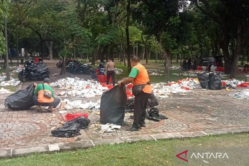 Petugas Suku Dinas Lingkungan Hidup (LH) Jakarta Pusat mengangkut sampah usai perayaan Hari Ulang Tahun (HUT) ke-79 TNI di Monumen Nasional (Monas), Jakarta Pusat, Minggu (6/10/2024). ANTARA/HO-Suku Dinas Lingkungan Hidup Jakarta Pusat.