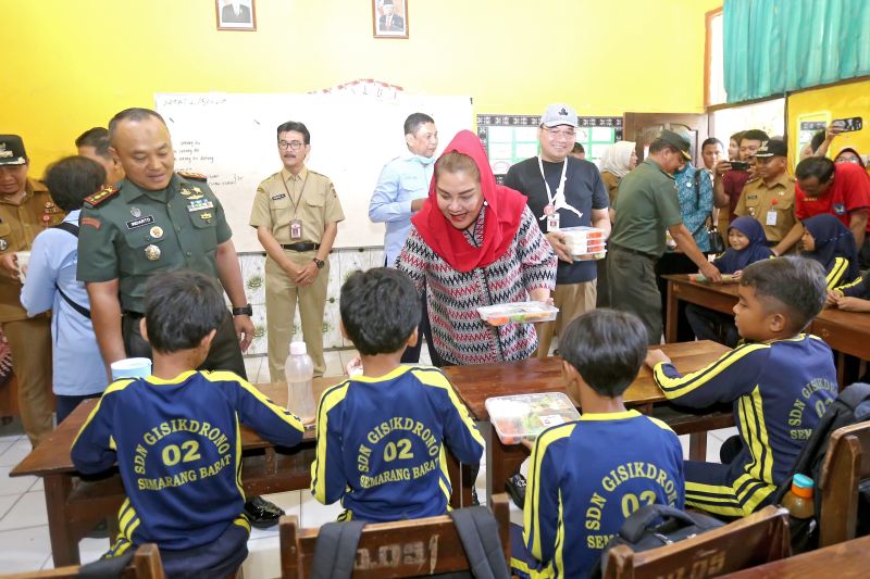 Pemkot Semarang Luncurkan Program Makan Siang Gratis Bergizi untuk Siswa