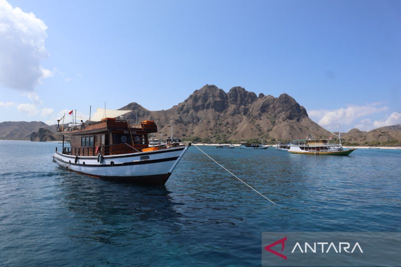 Kapal wisata yang berlabuh di perairan laut Taman Nasional Komodo di Kabupaten Manggarai Barat Nusa Tenggara Timur (NTT). ANTARA/Gecio Viana.