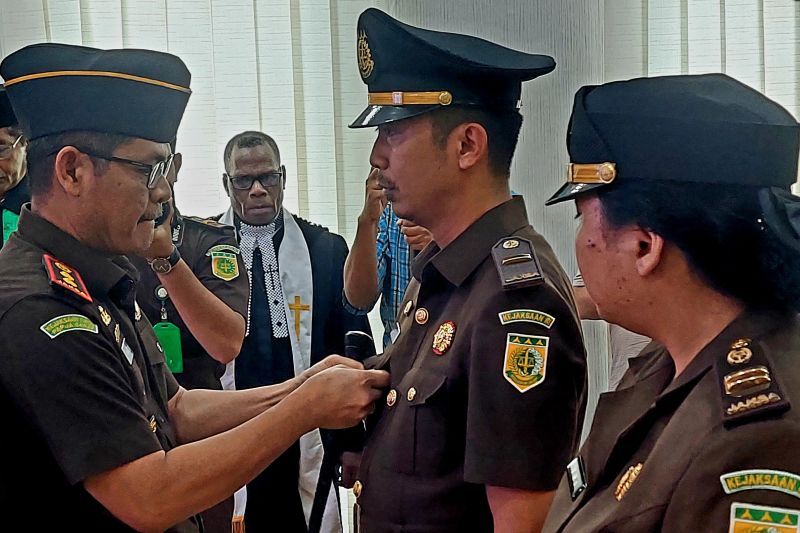 Kepala Kejaksaan Negeri Sorong Makrun melantik pejabat eselon IV dan V di lingkungan Kejari Sorong, Senin (7/10/2024). ANTARA/Yuvensius Lasa Banafanu