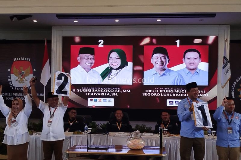Dua pasangan peserta pemilihan kepala daerah saat pengundian nomor urut dj Ponorogo, beberapa waktu lalu. ANTARA/HO-Prastyo