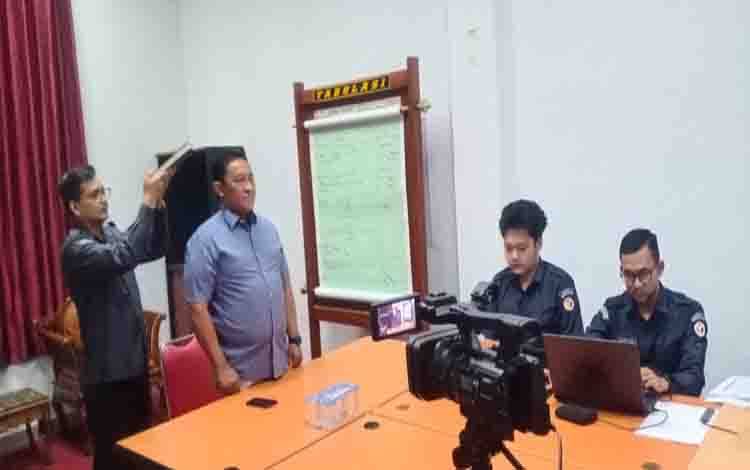 Cawagub Kalteng Nomor urut 3 Edy Pratowo saat memberikan klarifikasi terkait dugaan penyalahgunaan kekuasaan ke Bawaslu Kalteng, Senin, 7 Okotober 2024. (FOTO: IST)