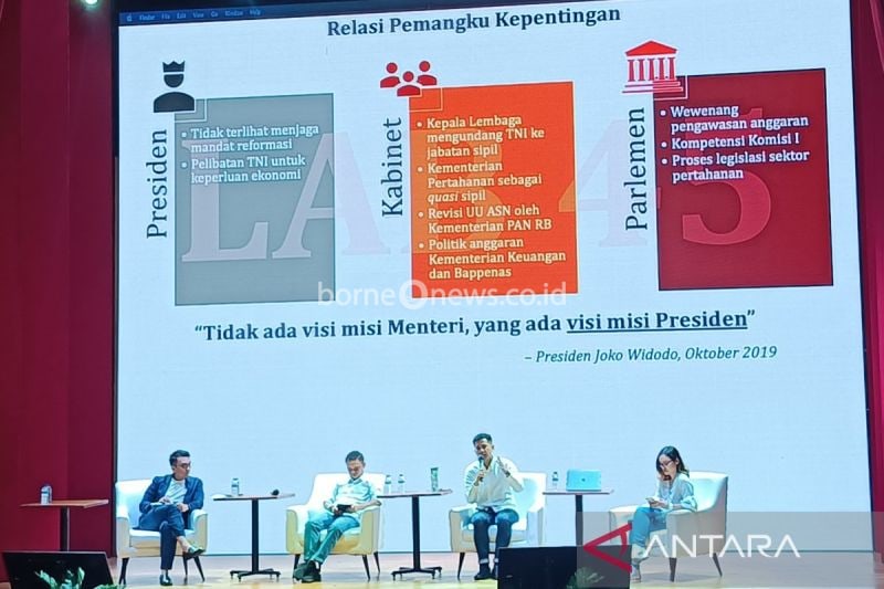 Analis Utama Politik Keamanan Laboratorium Indonesia 2045 (LAB 45), Christian Guntur Lebang (kedua kanan), menyampaikan materi dalam seminar nasional dengan tema "Evaluasi Kebijakan Pemerintah lan Presiden Joko Widodo: Bidang Politik Keamanan, Ekonomi, dan Media" di Auditorium Perpustakaan Nasional Republik Indonesia, Jakarta, Selasa (8/10/2024). ANTARA/Donny Aditra