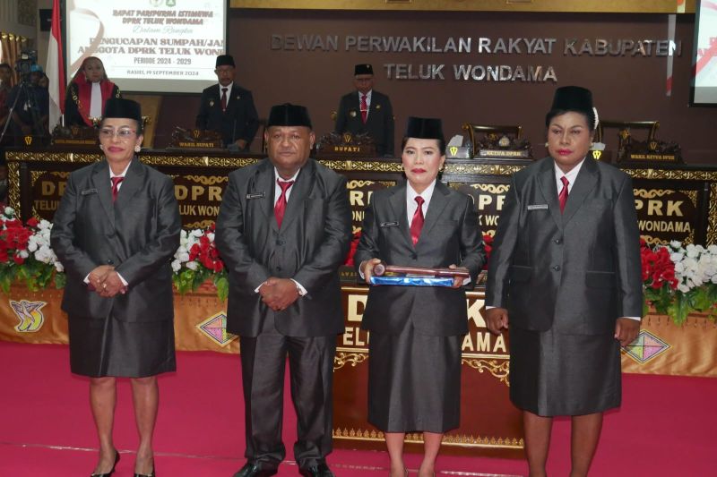 Ketua sementara DPRK Teluk Wondama Sarah Silambi (kedua dari kanan). (ANTARA/HO-ZACK TONU B)