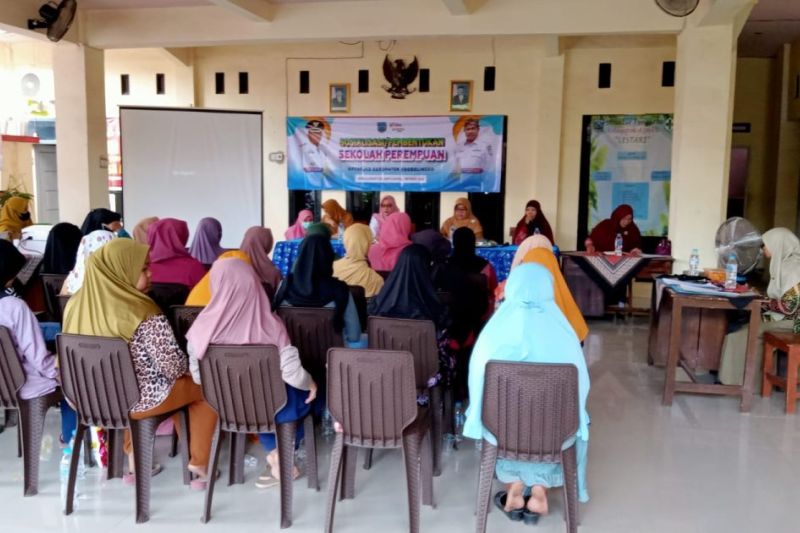 Kegiatan sosialisasi dan pembentukan sekolah perempuan yang digelar di Balai Desa Alassapi, Kecamatan Banyuanyar, Kabupaten Probolinggo, Senin (7/10/2024). (ANTARA/HO-Diskominfo Kabupaten Probolinggo)