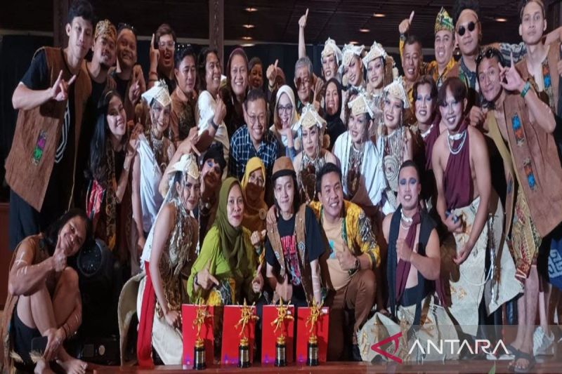Personel tari dari tim Dinas Pendidikan dan Kebudayaan (Dikbud) Provinsi Kalimantan Selatan yang berhasil merih empat piala pada parade tari Nusantara ke-40 di Sasono Langen Budoyo, Taman Mini Indonesia Indah (TMII). (FOTO.ANTARA-HO/IST/hmskominfokalsel)